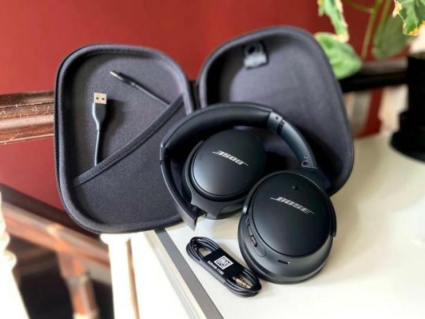 Bose QuietComfort 45 Noise-Cancelling-Kopfhörer mit Tasche und Zubehör.