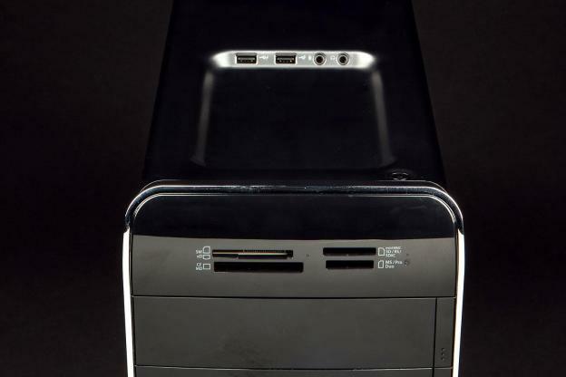 Horný uhol stolového počítača Dell XPS 8700