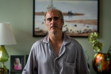 Joaquin Phoenix nosi svileno pižamo v Beau is Afraid.