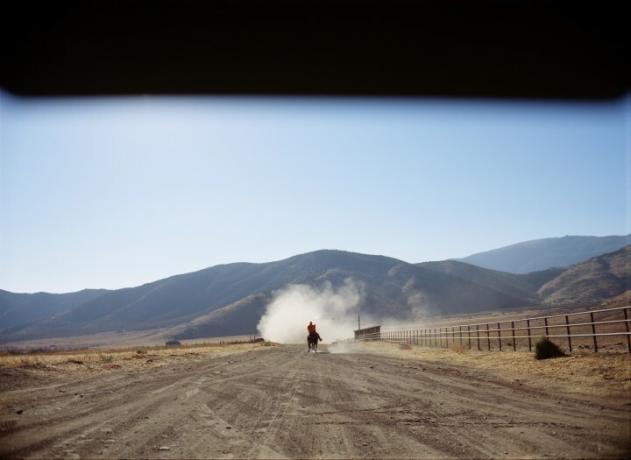 『Nope』の視覚効果シーンで、ダニエル・カルーヤが埃っぽい道を走ります。