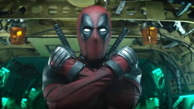 Deadpool krysser armene hans mens han er i ferd med å hoppe ut av baksiden av et fly.