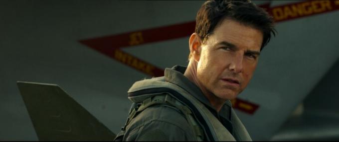 Tom Cruise vypadá přísně v Top Gun: Maverick.