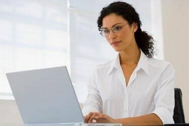 Mujer de negocios, utilizar la computadora portátil