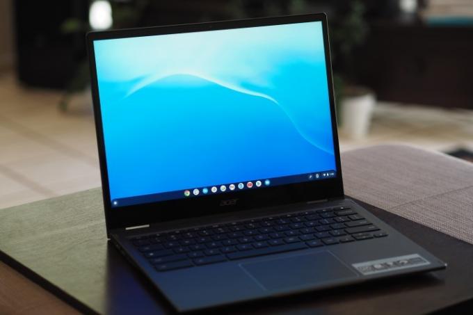 디스플레이와 키보드 데크를 보여주는 Acer Chromebook Spin 513 위에서 아래로 본 모습.