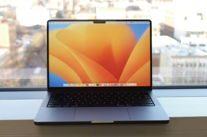 14-palcový MacBook Pro na okennom parapete.