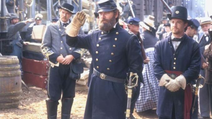 Stonewall Jackson pozdravuje niekoho mimo kamier v Gods and Generals.