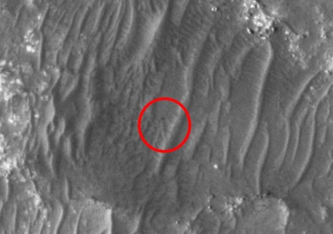 Vrtulník NASA Ingenuity zachycený sondou Mars Reconnaissance Orbiter.