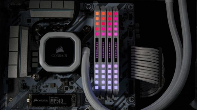 ذاكرة الوصول العشوائي Corsair DDR5 داخل جهاز كمبيوتر.