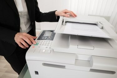 Businesswoman en appuyant sur le bouton de l'imprimante