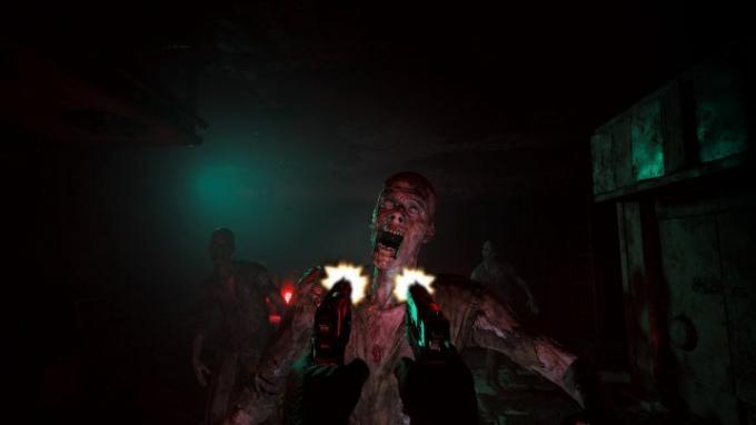 Der Spieler schießt in The Dark Pictures: Switchback VR auf einen Zombie.