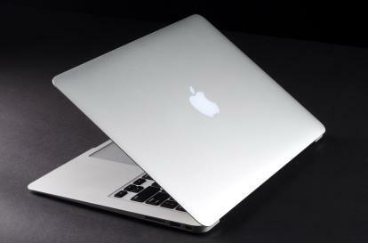 macbook air 2013 recenzija poklopac otvoreni kut 2 1500x991