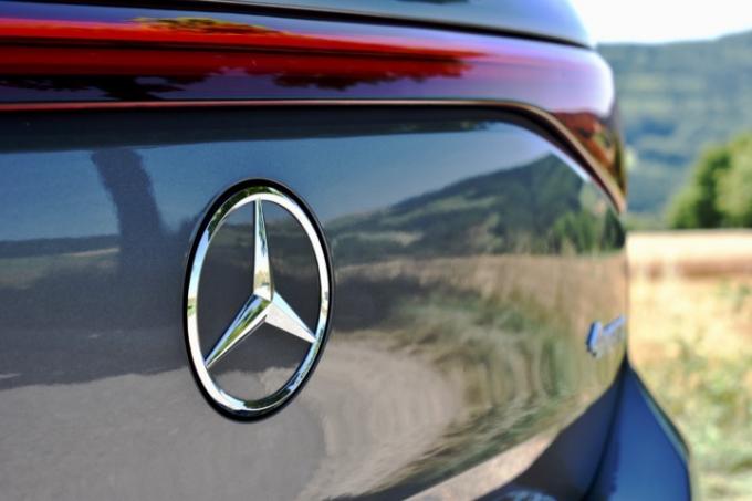 2022 Mercedes-Benz EQB'deki Mercedes amblemi.