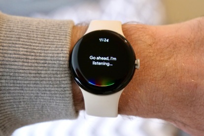 Google Asistan, Google Pixel Watch'ta dinliyor.