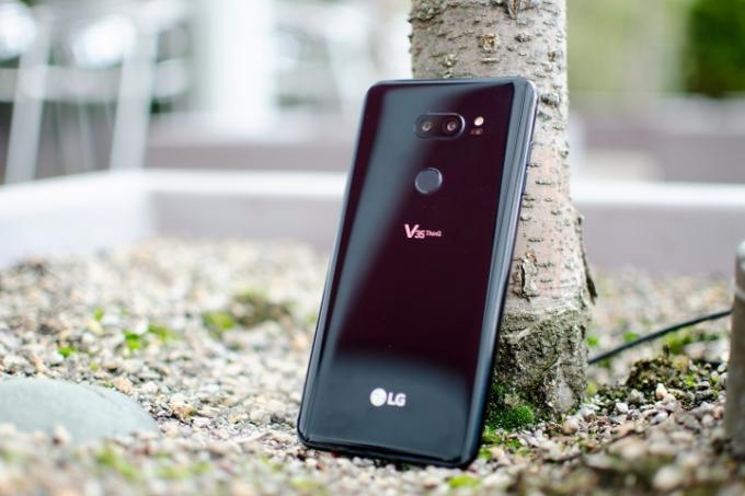 LG v35 thinq contra árvore