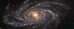 Wspaniały obraz Hubble'a przedstawiający kwintesencję galaktyki spiralnej z poprzeczką