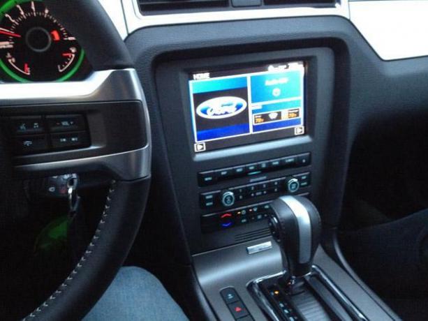 2013-Ford-Mustang-In-Car-ความบันเทิง