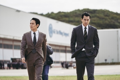 Lee Jung-jae en Jung Woo-sung lopen naast elkaar in Hunt.