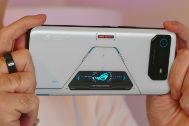 Az Asus ROG Phone 6 Pro-val készült fényképet tartom, hátulról nézve.