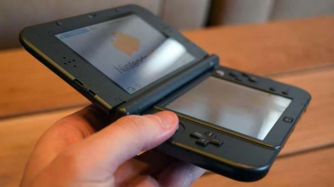 Nintendo 3DS XL em mãos