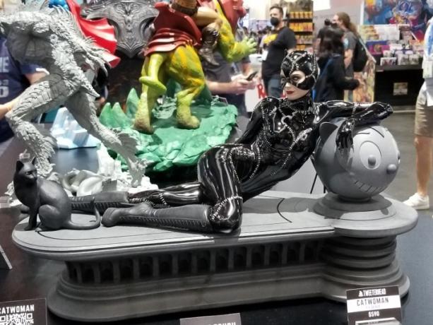 Patung Catwoman dari Batman Returns.