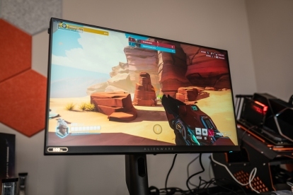 Overwatch 2 běžící na herním monitoru Alienware 500Hz.