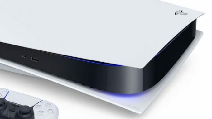 A Sony PlayStation 5 konzolja közelről.