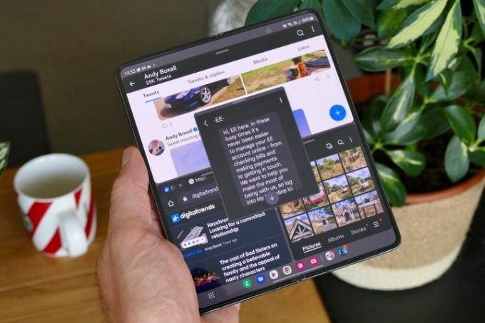 Galaxy Z Fold 4'ün ekranında çalışan 4 uygulama.