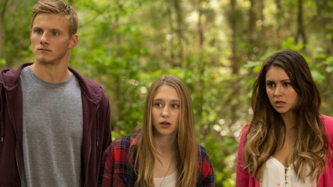 สามตัวละครจาก The Final Girls ยืนอยู่ในป่า 