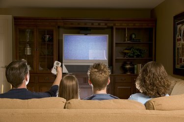 Šeima žiūri televizorių