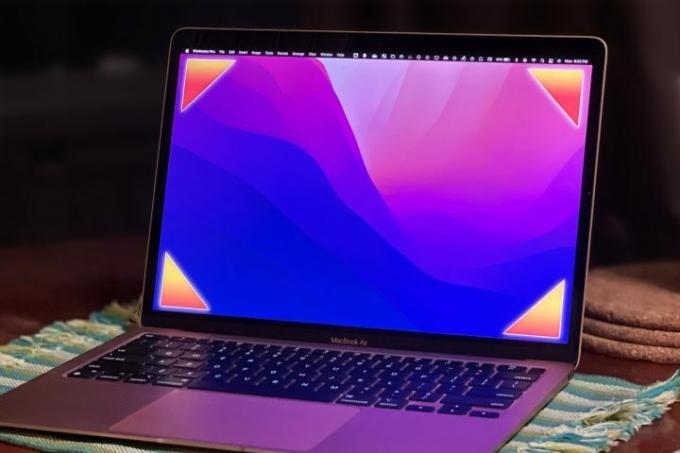 MacBook Air zelta apdare izskatās lieliski vājā apgaismojumā.