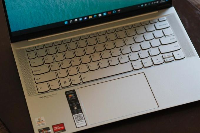 Lenovo IdeaPad Slim 7 Carboni klaviatuur ja puuteplaat.