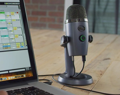 Blue Yeti Nano Premium på skrivebordet ved siden af ​​åben bærbar