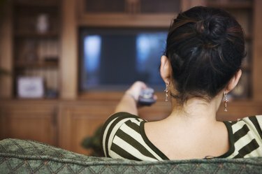 Moteris žiūri televizorių