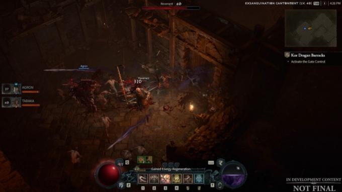 Diablo 4 ではローグが敵を攻撃します。