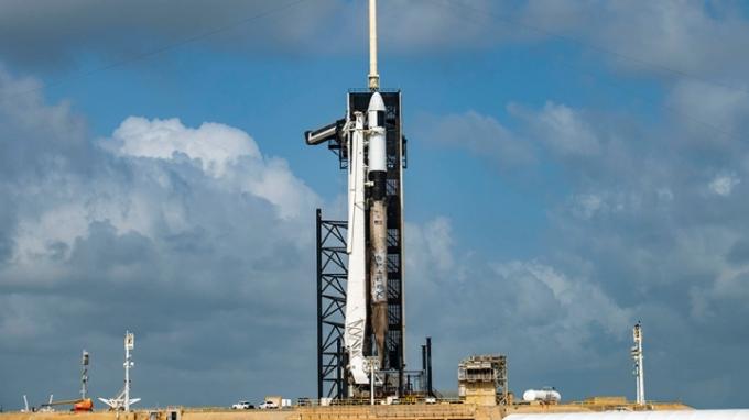SpaceX raķete Falcon 9 ar kosmosa kuģi Cargo Dragon augšpusē atrodas NASA Kenedija kosmosa centra palaišanas platformā Floridā. 