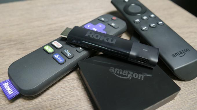 Amazon Fire TV と Roku Streaming Stick+。