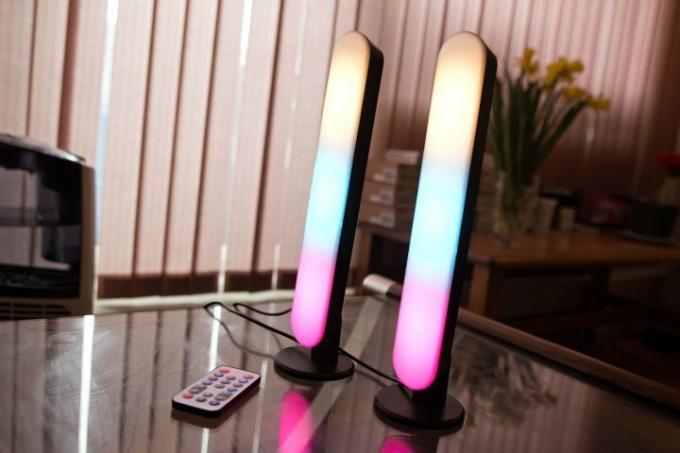 Бары Tuya Ambient Light Bars на стеклянном журнальном столике.