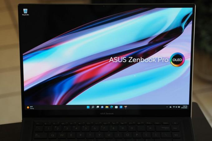 Vista frontal del Asus ZenBook Pro 16X que muestra la pantalla.
