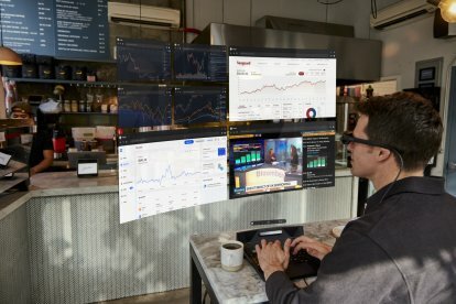 Virtualni zasloni Spacetopa v uporabi v kavarni.