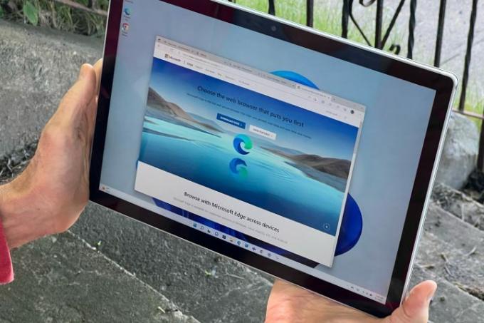 De Microsoft Edge-browser is geopend op een Surface Book 2 in tabletmodus.