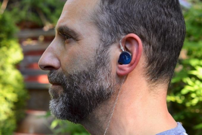 Moški, ki nosi ušesne monitorje UE 5 Pro.