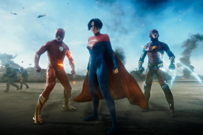 Dvi blykstės stovi mūšio lauke su Supergirl filme „The Flash“.