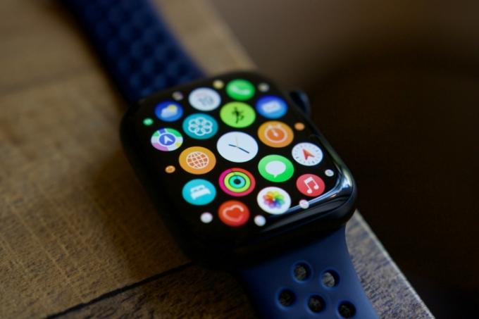 Az Apple Watch Series 8 bemutatja az alkalmazáskönyvtárát.