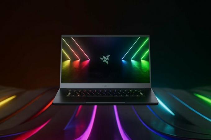 Mängu sülearvuti Razer Blade 15, mille taustal on RGB valgustus.