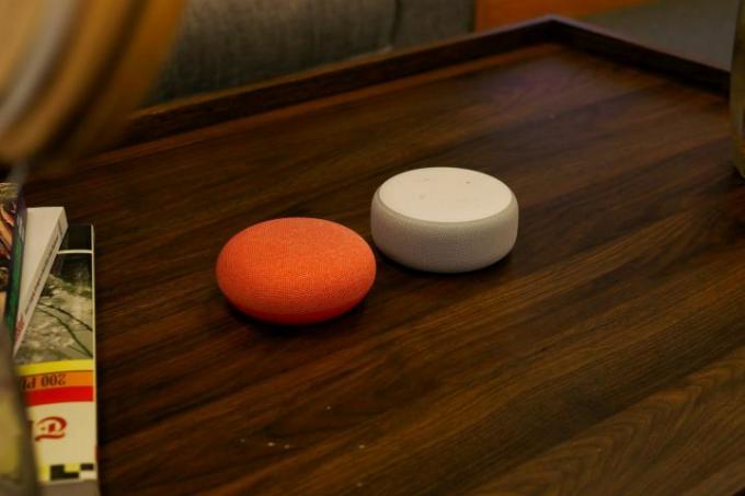 Úhel hodin 3. generace Google Nest Mini vs Amazon Echo Dot