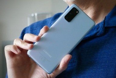 Samsung Galaxy S20 hånd