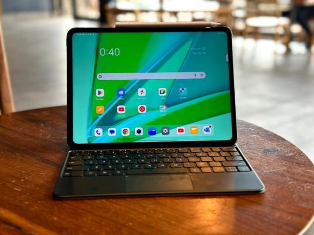 OnePlus Pad tastatūras futrālī, kas atvērts uz kafejnīcas galda