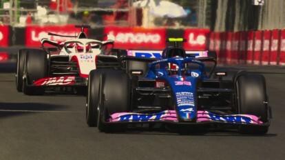 Två Formel 1-bilar rusar runt ett hörn i en scen från säsong 5 av Formel 1: Drive to Survive.