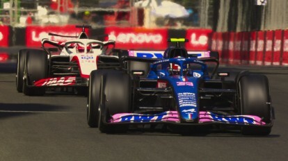 Twee Formule 1-auto's racen een bocht om in een scène uit seizoen 5 van Formula 1: Drive to Survive.