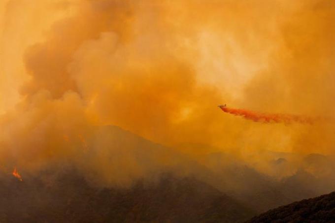 Bekämpa skogsbränder i Santa Barbara, Kalifornien (Vincent Laforet Wildfires Aerial 02)